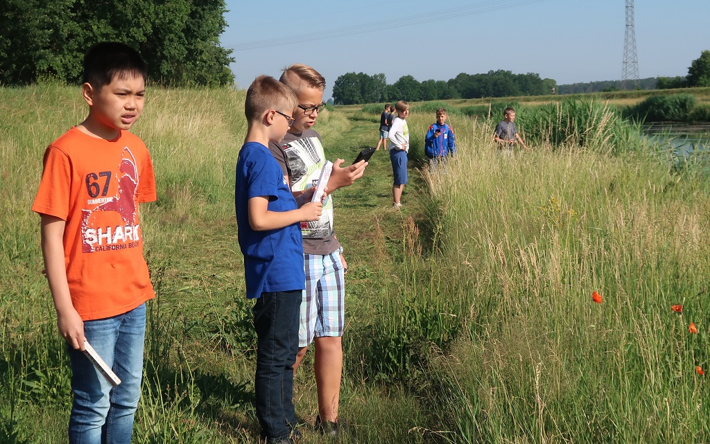 Die Schüler sind sehr konzentriert beim Bestimmen der Fließgeschwindigkeit der Schwarzen Elster bei Kaxdorf.