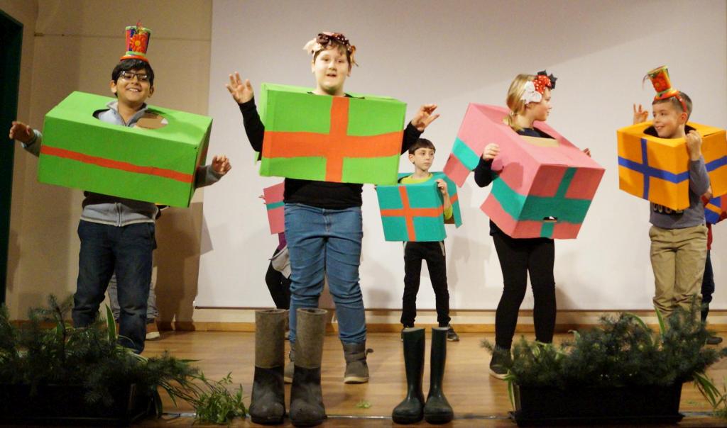 Geschenke zu Weihnachten - Das ist doch klar!  Die Schüler der 3. Klasse tanzen mit selbstgebastelten Geschenken.