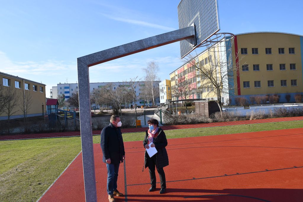 Schulleiterin Ines Gebauer (l.) und Landrat Christian Heinrich-Jaschinski (r.) freuen sich über das sanierte Sportareal auf dem Gelände der Grund- und Oberschule, das neben einer Basketballspielfläche viele weitere Sportmöglichkeiten bietet. © Pressestelle LKEE Torsten Hoffgaard 